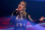 Гвен Стефани выступает на церемонии American Music Awards 2015