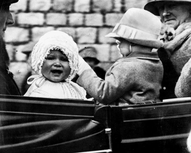 Когда принцесса Елизавета в&nbsp;1926 году появилась на&nbsp;свет, никто не ожидал, что ей суждено занять британский трон, поскольку он должен был перейти к&nbsp;ее дяде принцу Эдварду, который должен был жениться и обзавестись наследниками. Однако в&nbsp;1936 году тот, пробыв после смерти своего отца Георга V королем меньше года, отрекся от престола ради любви к&nbsp;разведенной американке. На&nbsp;фото принцесса Елизавета во время прогулки по&nbsp;территории Виндзорского замка в&nbsp;1927 году.

