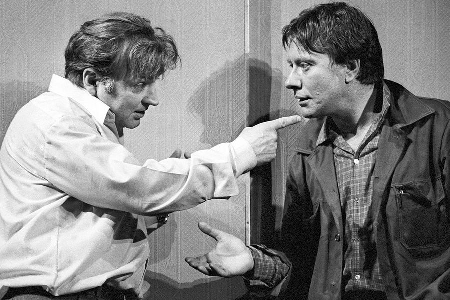 Михаил Державин и Андрей Миронов в&nbsp;спектакле «Мы, нижеподписавшиеся», 1979&nbsp;год