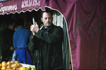 <b>«Ронин» (1998). </b> Жан Рено и Роберт Де Ниро играют бывших спецагентов (французского и американского), входящих в группу опасных наемников, которой поручено завладеть неким кейсом с таинственным содержимым. В момент релиза картину сочли возвращением Франкенхаймера в строй, однако в итоге она оказалась последним удачным фильмом мастера — и предпоследним полным метром в его карьере (через четыре года после выхода «Ронина» постановщик скончался в возрасте 72 лет).
