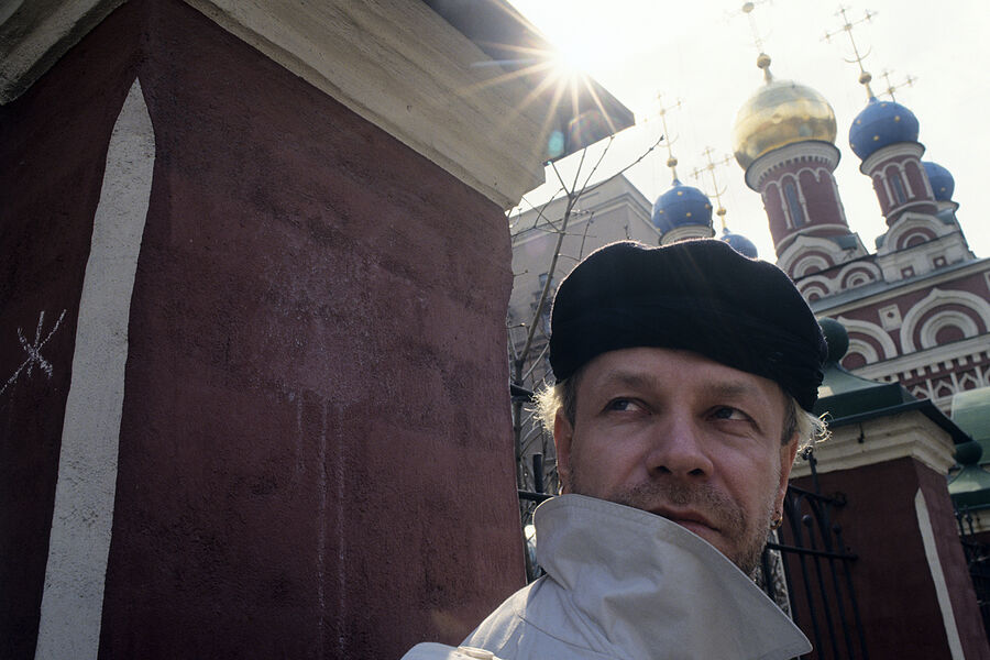 Борис Моисеев на&nbsp;прогулке у&nbsp;Новодевичьего монастыря, 1994&nbsp;год