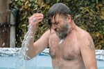 Военнослужащий добровольческого казачьего отряда специального назначения БАРС-11 «Кубань» во время крещенских купаний на Запорожском направлении в зоне проведения специальной военной операции, 17 января 2025 года