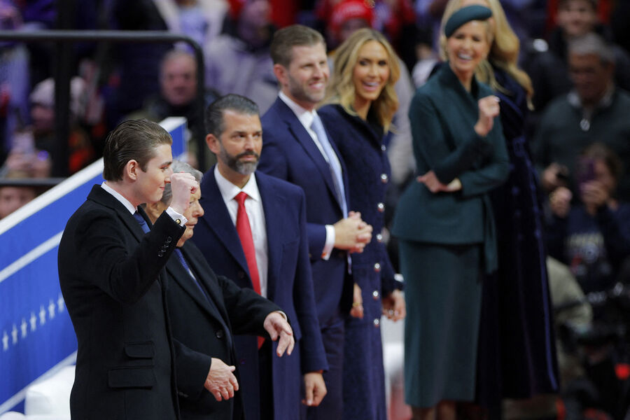 Бэррон Трамп, Дональд Трамп-младший, Эрик Трамп, Лара Трамп и Иванка Трамп на&nbsp;арене Capital One в&nbsp;день инаугурации второго президентского срока Дональда Трампа в&nbsp;Вашингтоне, 20&nbsp;января 2025&nbsp;года