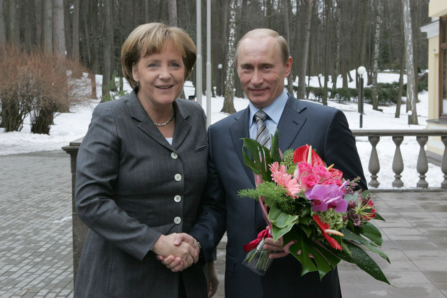 Ангела Меркель и Владимир Путин во время встречи в&nbsp;Ново-Огарево, 2008&nbsp;год