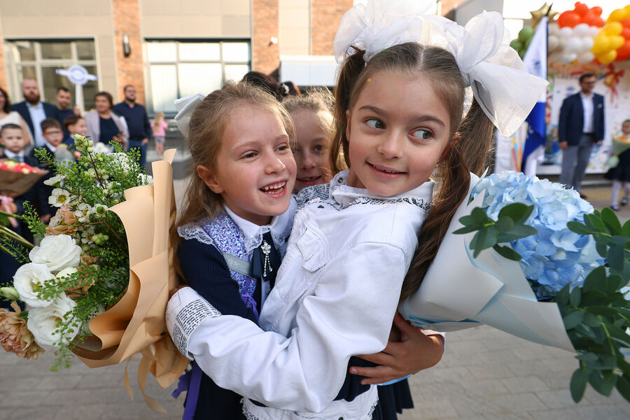Первоклассницы во время линейки в&nbsp;День знаний в&nbsp;школе № 152&nbsp;в&nbsp;Москве