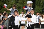 Школьники перед началом торжественной линейки, посвященной началу учебного года, в школе №5 им. М.А. Ромашины в Тимашевске