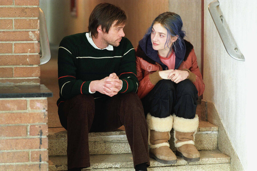 <b>&laquo;Вечное сияние чистого разума&raquo; (2004)</b>
<br><br>
Кейт Уинслет снялась, думается, в&nbsp;двух величайших мелодрамах в&nbsp;истории кино. Первой из&nbsp;них, понятно, был &laquo;Титаник&raquo; &mdash; значение проекта Джеймса Кэмерона для&nbsp;мирового кинематографа переоценить трудновато. Второй &mdash; &laquo;Вечное сияние чистого разума&raquo;, более скромная в&nbsp;плане бюджета и эпоса лента, зато с&nbsp;абсолютно удивительным сюжетом и пронзительной, настоящей лав-стори.