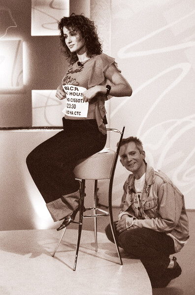 Тина Канделаки и Василий Стрельников во время съемки развлекательного молодежного шоу &laquo;Вася ин да хаус&raquo; на&nbsp;канале СТС, 2002&nbsp;год