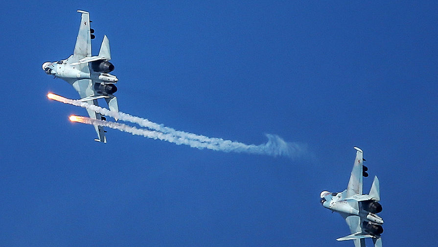 Многоцелевой сверхманевренный истребитель Су-35 и многоцелевой истребитель Су-30 во время стратегических командно-штабных учений «Кавказ-2016» на полигоне Опук