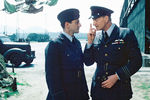 Онджей Ветхи и Чарльз Дэнс в картине «Зияющая синева» (2001)