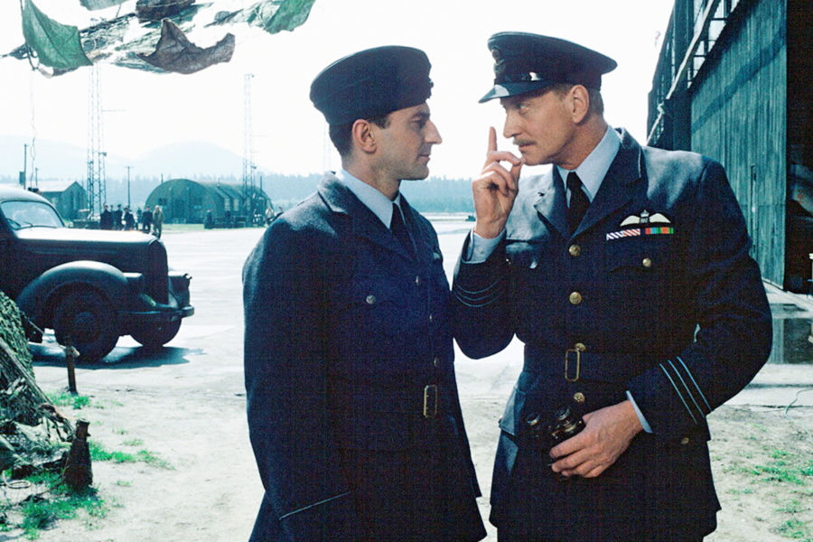 Онджей Ветхи и Чарльз Дэнс в&nbsp;картине &laquo;Зияющая синева&raquo; (2001)