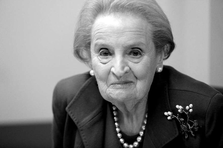 <b>Мадлен Олбрайт (15 мая 1937 &mdash; 23&nbsp;марта 2022)</b> &mdash; американский дипломат и политический деятель, первая женщина в&nbsp;должности государственного секретаря США, постоянный представитель США при&nbsp;ООН