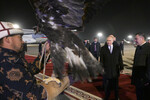 Президент РФ Владимир Путин и президент Киргизии Садыр Жапаров (справа) на церемонии встречи в аэропорту Бишкека Манас, Кыргызстан, 25 ноября 2025 года