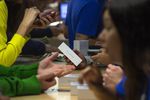 Покупатели в Apple Store на Пятой авеню в Нью-Йорке