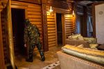 Сторонник оппозиции в СПА-комплексе оставленной резиденции президента Украины Виктора Януковича «Межигорье» под Киевом