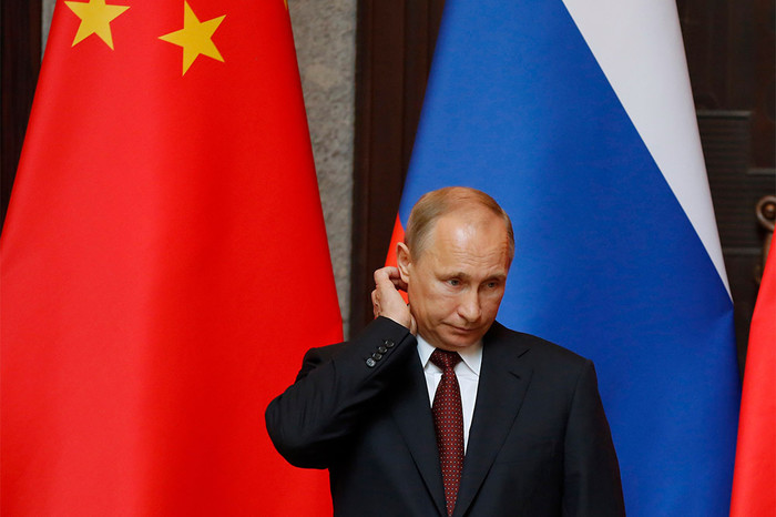 Владимир Путин во время церемонии официальной встречи с председателем КНР в государственной резиденции «Сицзяо»