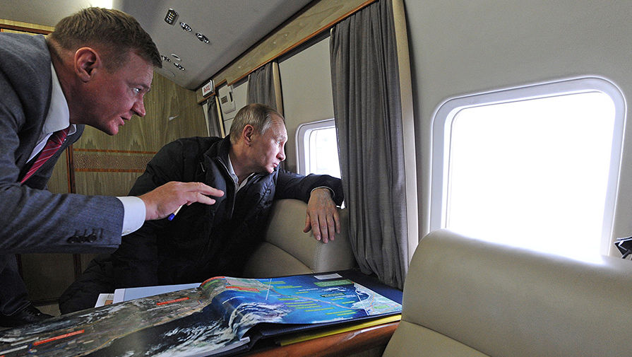 Руководитель Федерального дорожного агентства (Росавтодор) Роман Старовойт и президент России Владимир Путин во время облета на&nbsp;вертолете района строительства транспортного перехода через&nbsp;Керченский пролив на&nbsp;острове Тузла