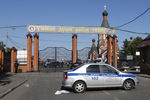 Полиция у входа на Хованское кладбище, где в результате массовой драки со стрельбой погибли люди