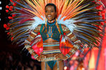 Модель Мария Борхес на Victoria's Secret Fashion Show в Париже, ноябрь 2016