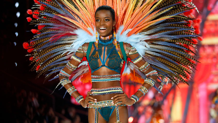 Модель Мария Борхес на&nbsp;Victoria's Secret Fashion Show в&nbsp;Париже, ноябрь 2016