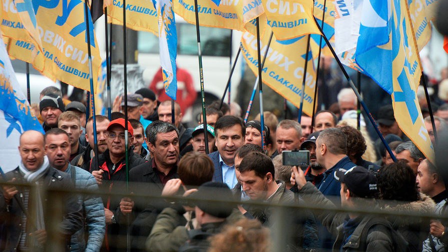 Михаил Саакашвили (в центре) на&nbsp;акции в&nbsp;поддержку политической реформы в&nbsp;Киеве, 17&nbsp;октября 2017&nbsp;года