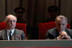 <b>«Рокки 4» (1985)
</b><br>
В «Рокки 4» Михаил Горбачев (Дэвид Ллойд Остин) настолько вдохновляется победой американца над советским боксером Иваном Драго, что в конце фильма встает и аплодирует стоя. Позитивная концовка случайно зарифмовалась с началом дружбы Горбачева и Рейгана — за два дня до мировой премьеры фильма 21 ноября 1985 года политики впервые встретились на саммите в Женеве по ядерному разоружению
