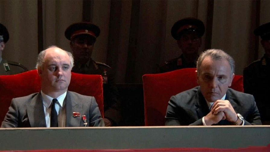 <b>«Рокки 4» (1985)
</b><br>
В&nbsp;&laquo;Рокки 4&raquo; Михаил Горбачев (Дэвид Ллойд Остин) настолько вдохновляется победой американца над&nbsp;советским боксером Иваном Драго, что в&nbsp;конце фильма встает и аплодирует стоя. Позитивная концовка случайно зарифмовалась с&nbsp;началом дружбы Горбачева и Рейгана &mdash; за&nbsp;два дня до&nbsp;мировой премьеры фильма 21&nbsp;ноября 1985&nbsp;года политики впервые встретились на&nbsp;саммите в&nbsp;Женеве по&nbsp;ядерному разоружению
