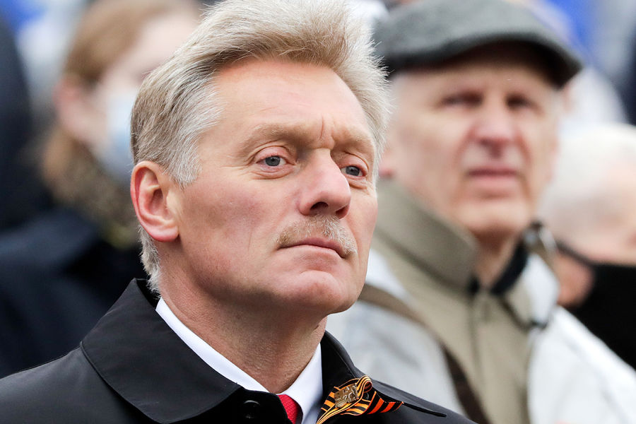 Пресс-секретарь президента России Дмитрий Песков во время парада, посвященного 76-й годовщине Победы в&nbsp;Великой Отечественной войне, на&nbsp;Красной площади, 9&nbsp;мая 2021&nbsp;года
