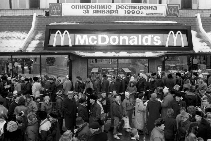 Очередь в&nbsp;ресторан &laquo;Макдоналдс&raquo; в&nbsp;день его открытия на&nbsp;Пушкинской площади в&nbsp;Москве, 31&nbsp;января 1990&nbsp;года