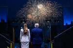 Президент США Дональд Трамп и первая леди США Мелания Трамп смотрят на фейерверк в честь военного парада в Вашингтоне, 14 июня 2025 года