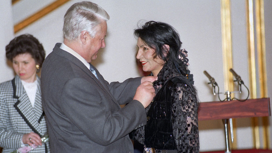 Президент России Борис Ельцин (1931-2007) во время вручения награды Джуне, 1994 год