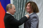 Президент России Владимир Путин и певец Валерий Леонтьев, получивший орден Дружбы, на церемонии вручения государственных наград РФ в Кремле, 2014 год