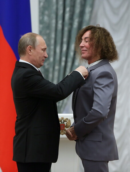 Президент России Владимир Путин и певец Валерий Леонтьев, получивший орден Дружбы, на&nbsp;церемонии вручения государственных наград РФ в&nbsp;Кремле, 2014&nbsp;год