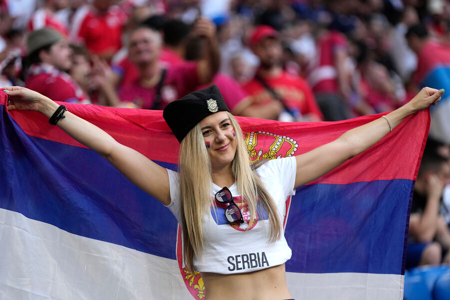 Болельщица сборной Сербии на&nbsp;матче чемпионата Европы по&nbsp;футболу, июнь 2024&nbsp;года