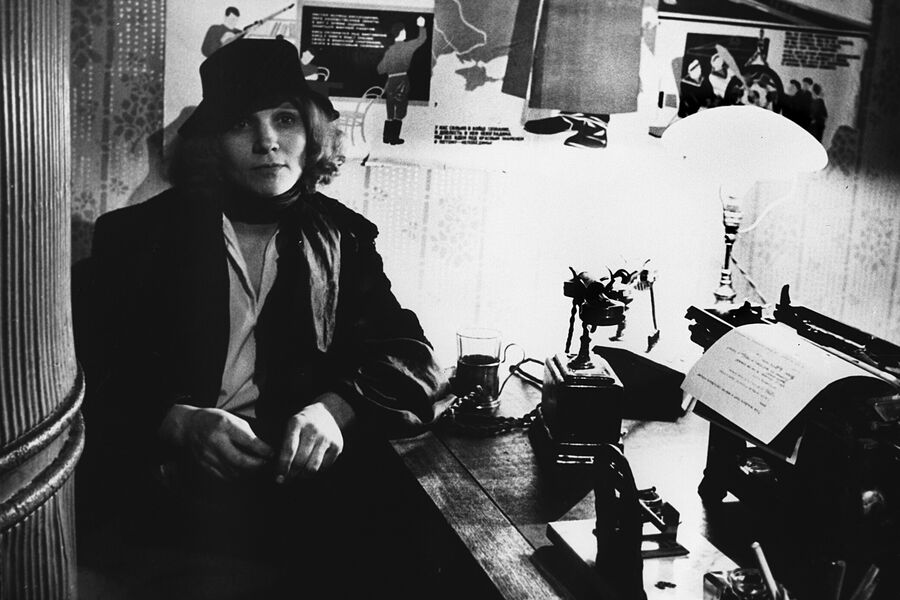 <b>«Мой друг Иван Лапшин» (1984)</b>
<br><br>
В&nbsp;основу картины Алексея Германа легла повесть его отца Юрия Германа «Лапшин» 1937&nbsp;года &mdash; однако сюжет был серьезно переработан сценаристом Эдуардом Володарским. Героиня Нины Руслановой здесь вновь оказалась в&nbsp;любовном треугольнике. С&nbsp;одной стороны &mdash; начальник уголовного розыска Лапшин (Андрей Болтнев), с&nbsp;другой &mdash; журналист Ханин (Андрей Миронов). Первый, прошедший Гражданскую войну, борется с&nbsp;бандитами в&nbsp;маленьком городе в&nbsp;середине 30-х. Второй, недавно потерявший жену, переживает свою личную драму и вступает в&nbsp;схватку с&nbsp;преступниками. А героиня Руслановой, актриса Наташа Адашова, грустит из-за неудач в&nbsp;театре, преувеличенно громко хохочет и страдает от неустроенности.
