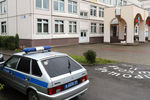 Автомобиль полиции около школы в Ивантеевке после инцидента со стрельбой, 5 сентября 2017 года