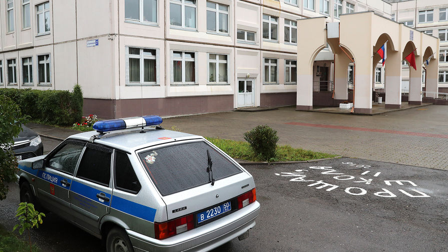 Автомобиль полиции около&nbsp;школы в&nbsp;Ивантеевке после инцидента со стрельбой, 5&nbsp;сентября 2017&nbsp;года