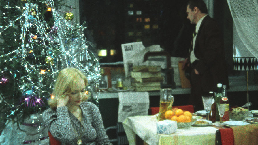 <b>Надя (Барбара Брыльска) и Ипполит (Юрий Яковлев).</b> На&nbsp;столе у&nbsp;скромной ленинградской учительницы: шампанское, коньяк, винегрет, оливье, мандарины и заливная рыба. Блюдо было «гадостью» не только по&nbsp;сюжету фильма. Для&nbsp;съемок приготовили эконом-вариант &ndash; не из&nbsp;осетра и стерляди, как полагается, а из&nbsp;мелких речных пород. Так что Лукашин и Ипполит вполне естественно морщились, вытаскивая изо рта мелкие кости: удовольствие было так себе.