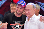 Президент РФ Владимир Путин (справа) после церемонии награждения на VIII Международном турнире по профессиональному боевому самбо «Плотформа S-70»