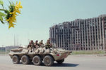 Российские войска во время патрулирования улиц Грозного, 25 июня 1995 года