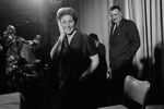 Оказавшись в США в 1967 году, Аллилуева становится «невозвращенкой». Позже она признается, что, отправляясь в Индию с прахом своего гражданского мужа, не собиралась эмигрировать. «Мое невозвращение в 1967 году было основано не на политических, а на человеческих мотивах. Напомню, здесь, что, уезжая тогда в Индию, чтобы отвезти туда прах близкого друга — индийца, я не собиралась стать дефектором, я надеялась тогда через месяц вернуться домой. Однако в те годы я отдала свою дань слепой идеализации так называемого «свободного мира», того мира, с которым мое поколение было совершенно незнакомо», — писала она позже.
<br>На фото: Светлана Аллилуева на пресс-конференции в Нью-Йорке, 25 апреля 1967 года