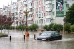 Автомобиль на&nbsp;одной из&nbsp;затопленных улиц в&nbsp;городе, 13&nbsp;августа 2021&nbsp;года