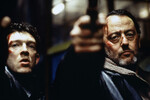 <b>«Багровые реки» (2000).</b> Можно вывезти Жана Рено из Франции, но Францию из Жана Рено вывезти нельзя. Никто, впрочем, и не пытался: параллельно с развитием голливудской карьеры актер продолжал сниматься дома. А дома, как выяснилось, есть свой Финчер, то есть Матьё Кассовиц, сделавший жутко атмосферный и ужасно зловещий триллер «Багровые реки» по одноименному роману Жан-Кристофа Гранже. В нем Рено и Венсан Кассель изображали детективов, разыскивающих серийного убийцу в уединенном городке, что укрыт снегами Французских Альп. 