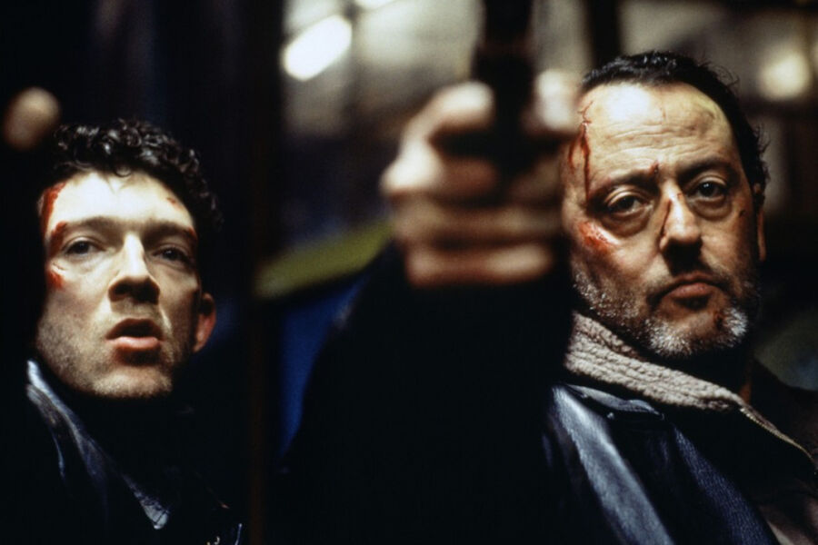 <b>«Багровые реки» (2000).</b> Можно вывезти Жана Рено из&nbsp;Франции, но Францию из&nbsp;Жана Рено вывезти нельзя. Никто, впрочем, и не пытался: параллельно с&nbsp;развитием голливудской карьеры актер продолжал сниматься дома. А дома, как выяснилось, есть свой Финчер, то есть Матьё Кассовиц, сделавший жутко атмосферный и ужасно зловещий триллер «Багровые реки» по&nbsp;одноименному роману Жан-Кристофа Гранже. В&nbsp;нем Рено и Венсан Кассель изображали детективов, разыскивающих серийного убийцу в&nbsp;уединенном городке, что укрыт снегами Французских Альп. 