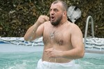 Военнослужащий добровольческого казачьего отряда специального назначения БАРС-11 «Кубань» во время крещенских купаний на Запорожском направлении в зоне проведения специальной военной операции, 17 января 2025 года