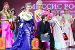 Певец Дмитрий Колдун и участницы конкурса «Миссис Россия — 2025» в театральном центре «На Плющихе» в Москве, 15 августа 2025 года