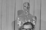 <b>Марио Пьюзо</b>
<br><br>
Роман «Крестный отец» вышел в 1969 году и поменял жизнь Пьюзо на «до» и «после»: из среднего в плане популярности писателя он превратился в автора бестселлера, а уж с премьерой первого одноименного фильма — в живую легенду. Экранизации, кстати, могло и не быть — Фрэнсис Форд Коппола не сразу согласился снимать по книге Пьюзо, поскольку считал произведение дешевым. Тем не менее режиссер нашел в материале дополнительную глубину: его трилогия получилась не о преступлениях итальянской мафии, а об отношениях внутри семьи, члены которой совершают эти преступления.
<br><br>
Сам Пьюзо после «Крестного отца» выпустил еще несколько романов, которые хоть и не добились такой же популярности, но продавались хорошо. А также несколько раз выступил сценаристом — в частности, написал «Супермена», главную роль в котором исполнил Кристофер Рив.
<br><br>
Ушел из жизни литератор в 1999 году.