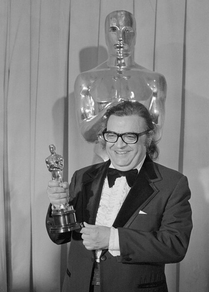 <b>Марио Пьюзо</b>
<br><br>
Роман &laquo;Крестный отец&raquo; вышел в&nbsp;1969 году и поменял жизнь Пьюзо на&nbsp;&laquo;до&raquo; и &laquo;после&raquo;: из&nbsp;среднего в&nbsp;плане популярности писателя он превратился в&nbsp;автора бестселлера, а уж с&nbsp;премьерой первого одноименного фильма &mdash; в&nbsp;живую легенду. Экранизации, кстати, могло и не быть &mdash; Фрэнсис Форд Коппола не сразу согласился снимать по&nbsp;книге Пьюзо, поскольку считал произведение дешевым. Тем не менее режиссер нашел в&nbsp;материале дополнительную глубину: его трилогия получилась не о&nbsp;преступлениях итальянской мафии, а об отношениях внутри семьи, члены которой совершают эти преступления.
<br><br>
Сам Пьюзо после &laquo;Крестного отца&raquo; выпустил еще несколько романов, которые хоть и не добились такой же популярности, но продавались хорошо. А также несколько раз выступил сценаристом &mdash; в&nbsp;частности, написал &laquo;Супермена&raquo;, главную роль в&nbsp;котором исполнил Кристофер Рив.
<br><br>
Ушел из&nbsp;жизни литератор в&nbsp;1999 году.