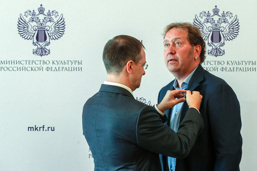 Министр культуры Российской Федерации Владимир Мединский вручает артисту Александру Демидову почетное звание «Заслуженный артист Российской Федерации», 23&nbsp;августа 2019&nbsp;года