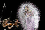 Бьорк выступает на фестивале Coachella Valley Music And Arts в Калифорнии, 2023 год